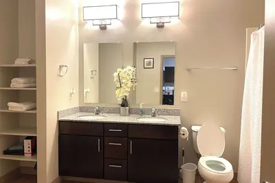 Image de King & 2 Queen Bedrooms Downtown