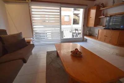 Image de Appartement touristique à Roses, près de la plage, avec balcon et 3 chambres.