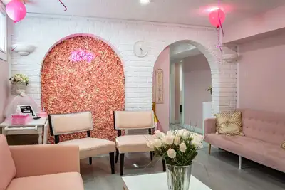 Image de Pink BnB Basement Apartment by 403, 427, 401