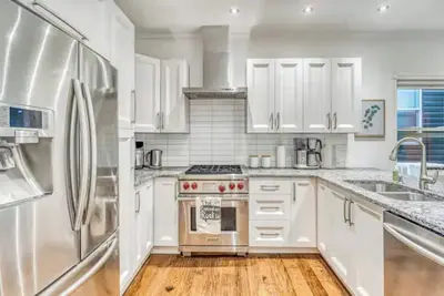 Image de Steps to Stampede, Breweries, Cafés - Family Friendly! Hot Tub!