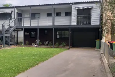 Image de Gorgeous river front property in the historic Wiseman's Ferry area of Sydney