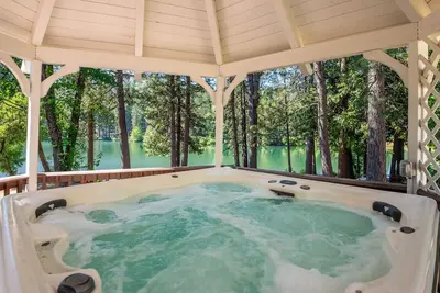 Image de The Lake House  - Beachfront w/ Heat & Hot tub available!