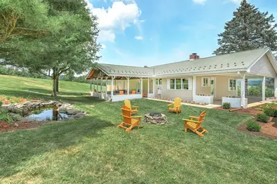 Image de Modern, secluded home on an apple orchard with mountain views near Gettysburg