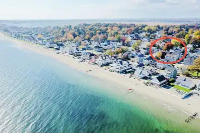 Image de Luxurious New construction steps from the sandy beach