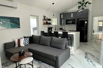 Image de Private guest house with king bed & loft. Deck with hot tub and putting green