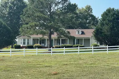 Image de Beautiful family-sized retreat near Troy University. Large Porch & Cozy Patio!