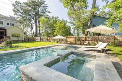 Image de Luxurious Family Escape with Small Town Charm
