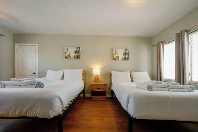 Image de 3 min to beach ~ 2 bed ~ pool ~ free parking