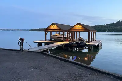Image de Flathead Lake cabin/retreat w/large outdoor deck, hot tub and huge covered dock