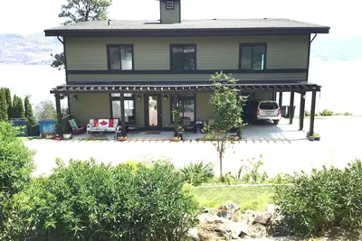 Image de Lovely ground level suite, private lakefront home. Beautiful grounds. Great view