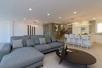 Image de Nice and Spacious Villa on the Second Line to the Seafront