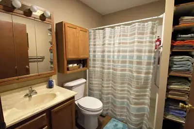 Image de Cozy country farm house with up to date furnishings on Island Lake