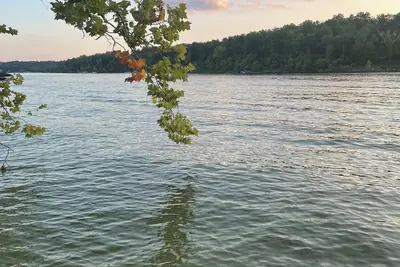 Image de Margaritaville Lake House on Nolin Lake.