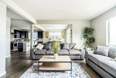 Image de Luxurious 3 story new construction near Seattle!