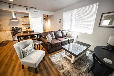 Image de 303 The Lofts, by Flagtown, 2 bed 2 bath with community hot tub