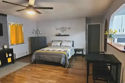 Image de Relax in the country, enjoy the peacefulness under canopy of oak trees.