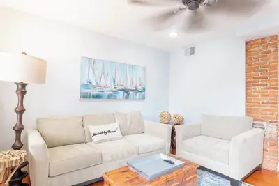 Image de Charming Charles Retreat