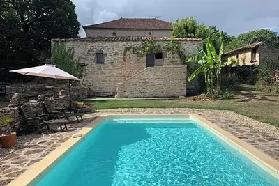 Image de Maison charmante et de caractère avec vue et piscine