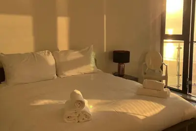 Image de Ocean Lookout in Ramsgate is a striking beachfront three-bedroom apartment offering panoramic sea views across the English Channel. Stylishly refurbished, the spacious property is just steps from Ramsgate Main Sands and The Royal Harbour