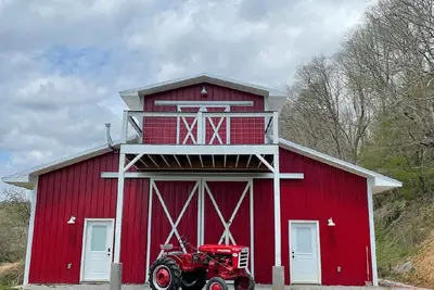 Image de 100 Aker Wood Barndominium Loft! ! Two bedroom. All Amenities Provided!