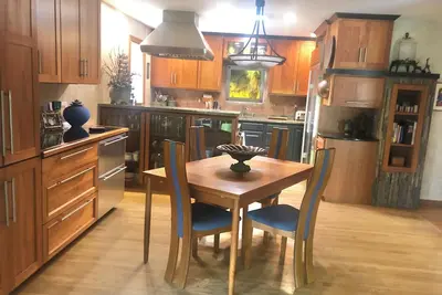 Image de Fully decked out 4 Bdrm, relaxing backyard retreat. Minutes from Epic