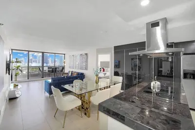Image de Iconic! (4 bedroom condo)