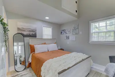 Image de Brand New Chateau Retreat in Speedway Terrace. Minutes from premium attractions.