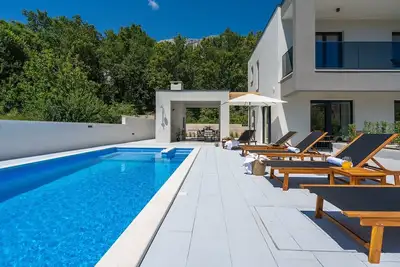Image de Stylish property with heated 32sqm private pool, 3 bedrooms, 3 bathrooms, table tennis and table soccer