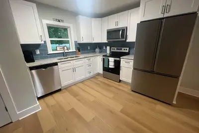 Sunshine Cottage! Professional shuffleboard table! 👀🏝️ Walking distance to Uncw