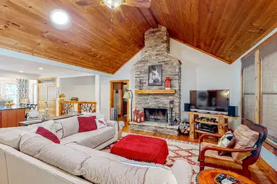 Image de Whispering Creek | Dog-friendly house in Sapphire with fireplaces, firepit, deck