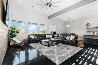 Image de Serenity: Your Private Oasis with Courtyard & Pool