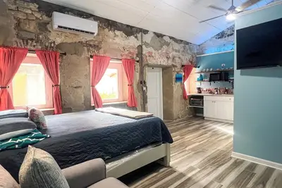 Image de Ground floor unit With local artist mural on exterior!