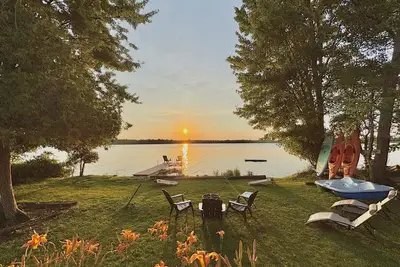 Image de Chalet sur le lac moderne au coucher du soleil + chargeur de voiture électrique