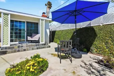 Image de 7mins Lax/Beach - Gorgeous Home