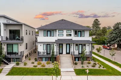 Image de 5-minute walk to downtown! 27-day minimum rental.