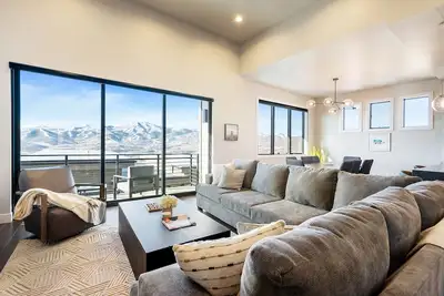 Image de Hideout Haven: Luxe Retreat w/ Lake View & Hot Tub