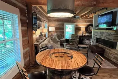Image de Luxury 4 bedroom Log Cabin on 32 acres only 10 minutes from Frankfort, Ky