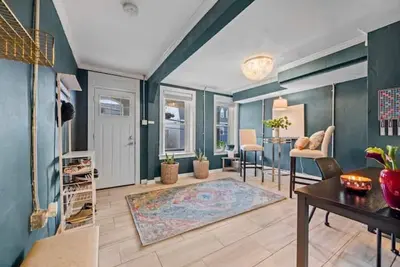 Image de Clean and Central: Downtown Pittsburgh House with Parking