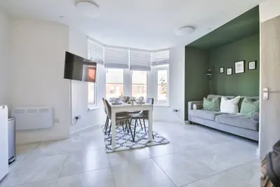 Image de Supérieure-Appartement-Salle de bain privée séparée-Vue sur Rue
