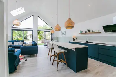 Image de Bungalow-Moderne-Salle de bain privée séparée-Vue sur Jardin-Saltwhistle