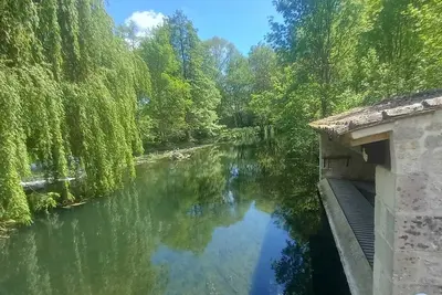 Image de Jolie charentaise avec spa aux  pieds d'un château