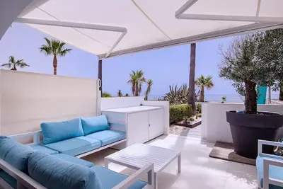 Image de Beautifully renovated townhouse right by the sea