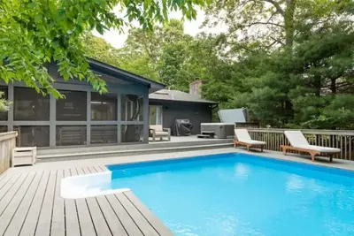 Image de East Hampton Gem with Pool & Hot Tub by Multiple Beaches
