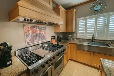 Image de 2 min walk to beach! Large Home! Rooftop Deck!