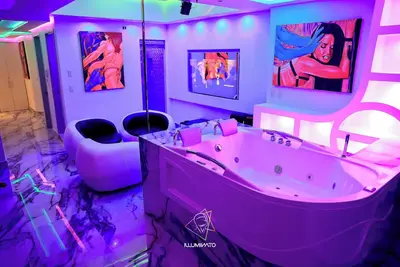 Image de Guests Allowed 2br private jacuzzi stripper pole beachfront apartment