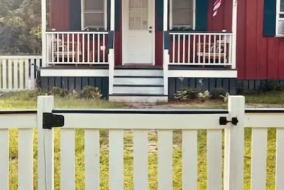 Image de Pet friendly country cottage with large fenced-in yard & horses on property