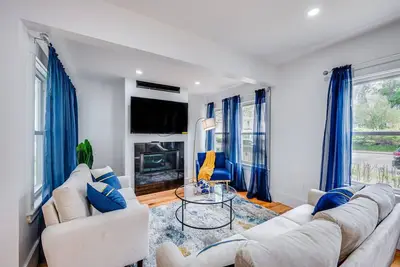 Image de Modern Red Door Haven +5mins to Boston public transportation, Free Parking! !