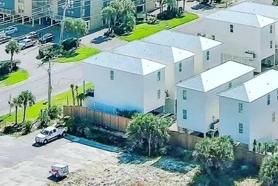 Image de New Home! 100 yards from beach, heated pool, gas grill, 5 Tv’s, stocked kitchen