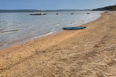 Image de Lake Eufaula, Ok Lakefront house on the beach. \nSleeps 8, 3 bedroom, 2 bath
