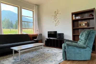 Image de Spectacular Mountain View Cabin by Kootenay Lake